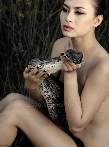 Sốc với bộ ảnh nude cùng trăn độc của  HH điện ảnh Kiều Chinh - 1
