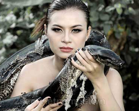 Sốc với bộ ảnh nude cùng trăn độc của  HH điện ảnh Kiều Chinh - 2