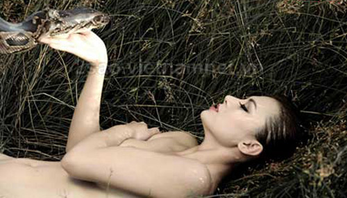 Sốc với bộ ảnh nude cùng trăn độc của  HH điện ảnh Kiều Chinh - 6