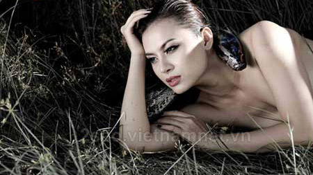 Sốc với bộ ảnh nude cùng trăn độc của  HH điện ảnh Kiều Chinh - 8