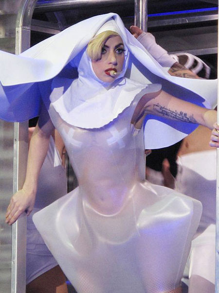 Lady Gaga và những hình ảnh 'sốc' nhất trong năm (P.1) - 11