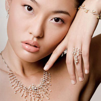 'Dụ' chồng mua trang sức khuyến mãi dịp 20-10