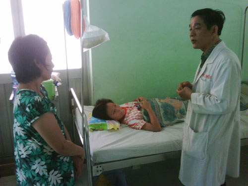 Học sinh nhập viện vì giáo viên đánh - 1
