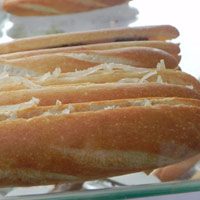 Cay giòn bánh mì tí tẹo