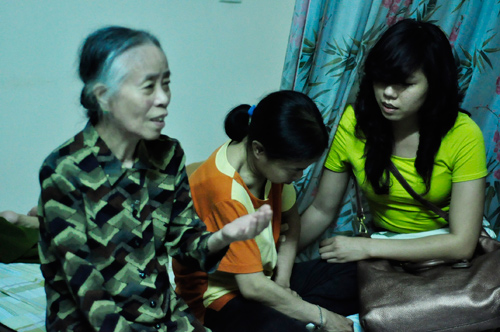 Mẹ và bà tâm sự về trò nghèo viết bài văn lạ - 3