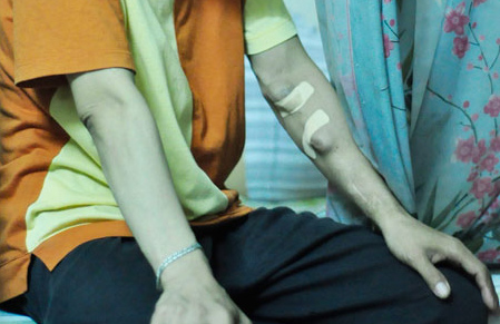 Mẹ và bà tâm sự về trò nghèo viết bài văn lạ - 4