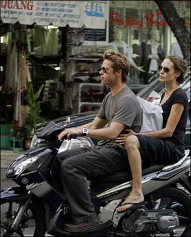 Chùm ảnh "độc": Brad Pitt làm "xe ôm" cho Angelina Jolie - 1