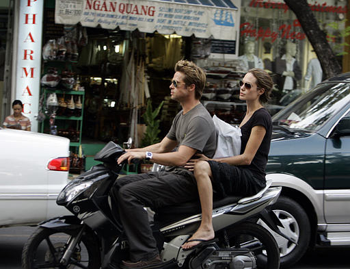Chùm ảnh "độc": Brad Pitt làm "xe ôm" cho Angelina Jolie - 2