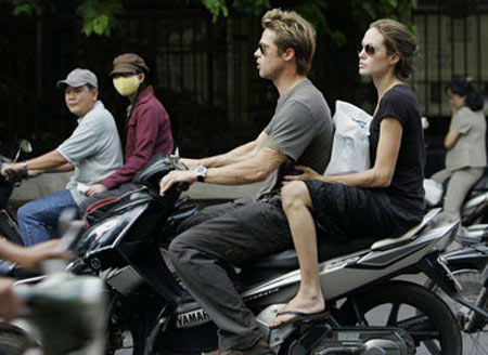 Chùm ảnh "độc": Brad Pitt làm "xe ôm" cho Angelina Jolie - 3