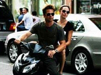 Chùm ảnh "độc": Brad Pitt làm "xe ôm" cho Angelina Jolie - 4