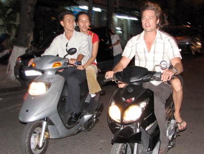 Chùm ảnh "độc": Brad Pitt làm "xe ôm" cho Angelina Jolie - 12