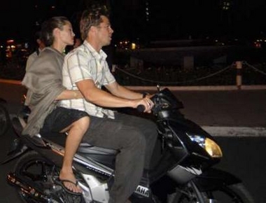 Chùm ảnh "độc": Brad Pitt làm "xe ôm" cho Angelina Jolie - 8