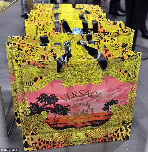 BST Versace cho H&M “cháy hàng” chỉ sau 30p mở cửa - 15