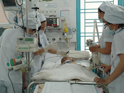 Bệnh tay chân miệng: Tự điều trị, dễ tử vong - 1
