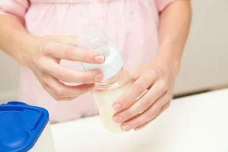 Pha sữa cho trẻ: 5 lỗi cần né - 2
