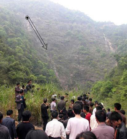Giữ trinh tiết, hai cô gái nhảy xuống vực - 2