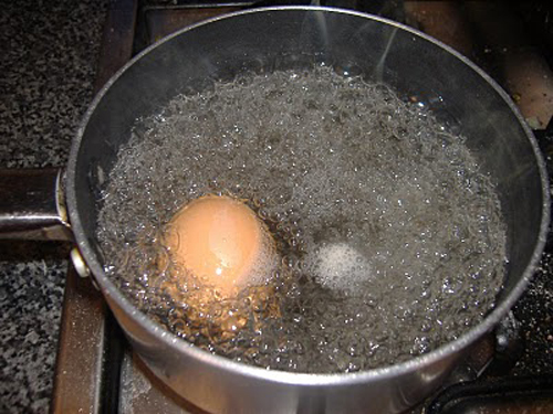 'Chỉ điểm' cách luộc trứng ngon! - 1