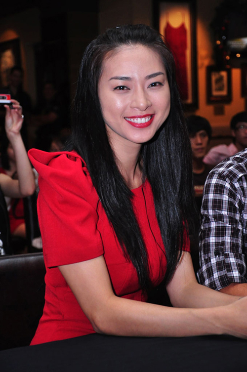 Thu Minh khoe ngực khủng, Mai Phương Thúy lộ lưng sần - 9