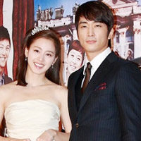 Kim Tae Hee và Song Seung Hun làm từ thiện tại VN