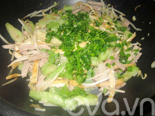 Thịt xào giá mướp thơm ngon - 6