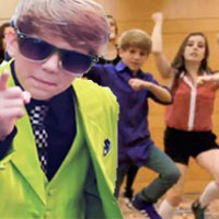 Bé 9 tuổi 'chế' Gangnam style cực hài
