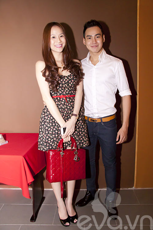 Đàm Vĩnh Hưng tình tứ bên hai "chân dài" - 9