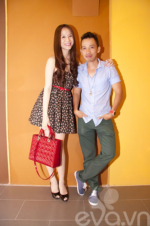 Đàm Vĩnh Hưng tình tứ bên hai "chân dài" - 10