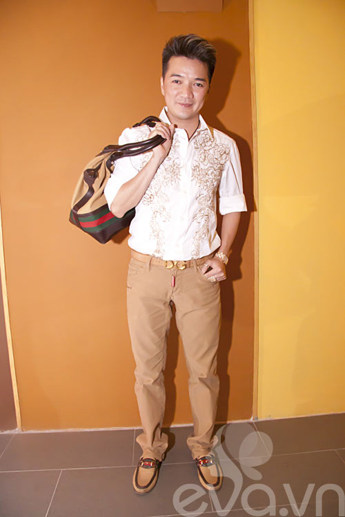 Đàm Vĩnh Hưng tình tứ bên hai "chân dài" - 1