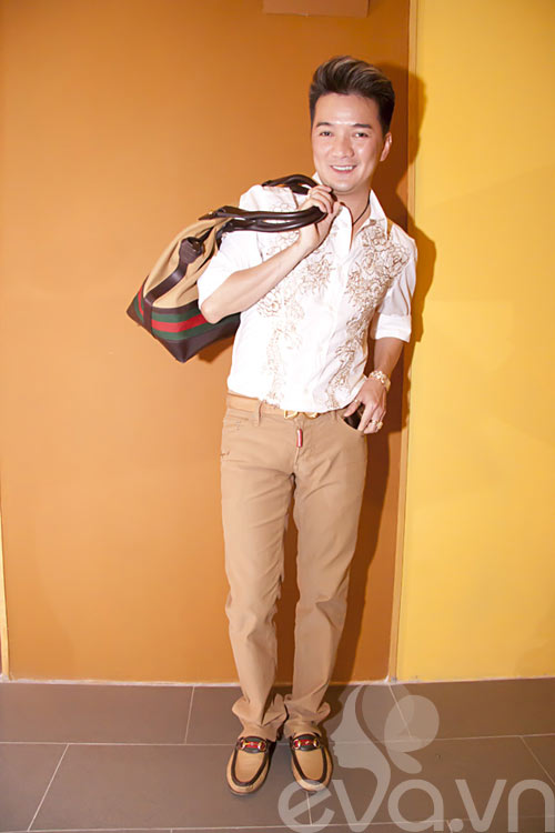 Đàm Vĩnh Hưng tình tứ bên hai "chân dài" - 2