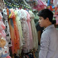 20/10: Mày râu rộn ràng mua sắm