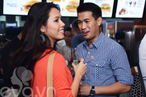 Hà Tăng, Hoàng My vui vẻ cạnh "bố mẹ chồng" - 3