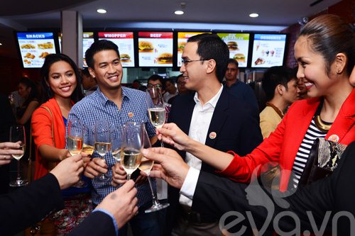 Hà Tăng, Hoàng My vui vẻ cạnh "bố mẹ chồng" - 6