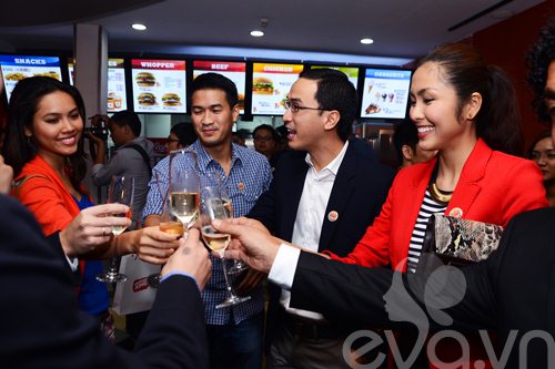 Hà Tăng, Hoàng My vui vẻ cạnh "bố mẹ chồng" - 7