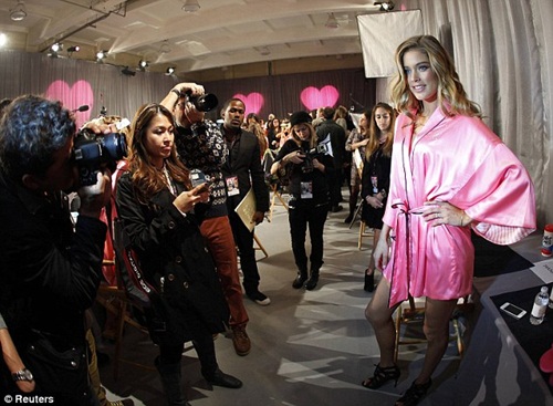 'Thâm nhập' hậu trường show Victoria's Secret - 17