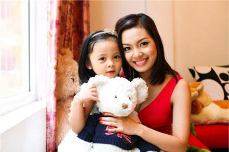 Ngọc Anh: "Mẹ hôn người lạ, con đòi đập tivi" - 1