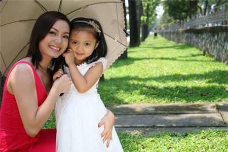 Ngọc Anh: "Mẹ hôn người lạ, con đòi đập tivi" - 2