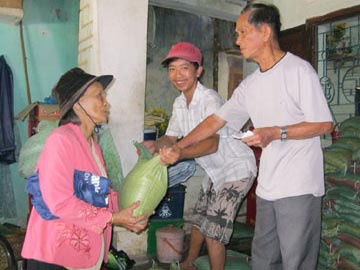 Thôn nghèo ’sướng phát điên’ vì trúng số bạc tỷ - 1