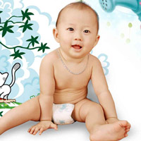 Nhóc Quốc Cường làm duyên với... bỉm