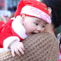 Ngộ nghĩnh bé xuống phố chơi Noel