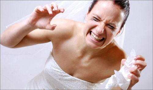 Đêm tân hôn, cào rách mặt chú rể vì tiền mừng - 2