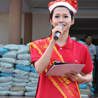 Hoa hậu ảnh tặng 200 triệu cho trẻ nghèo
