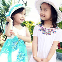 Diện váy sáng màu khoe nét bé xinh