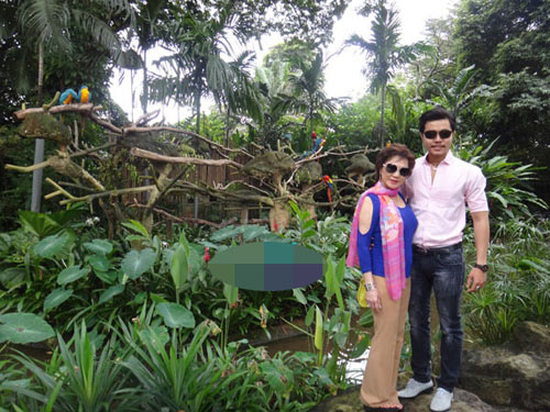 Vũ Hoàng Việt khoe ảnh Noel cùng "bồ già tỷ phú" - 2