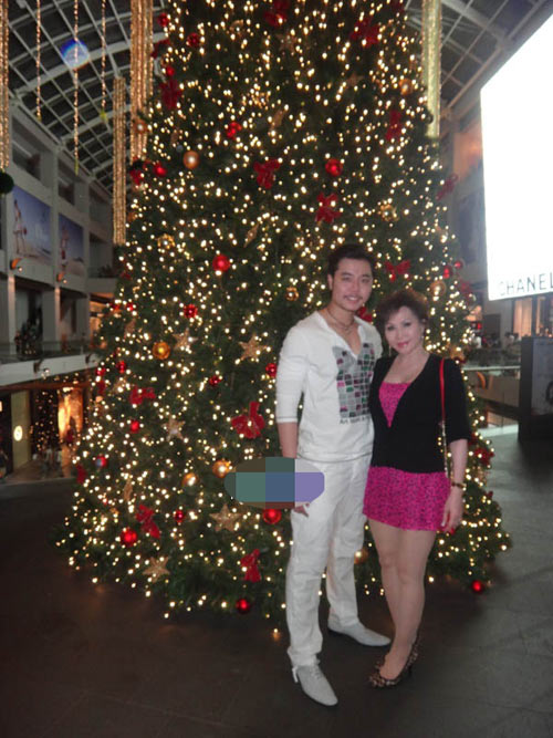 Vũ Hoàng Việt khoe ảnh Noel cùng "bồ già tỷ phú" - 8