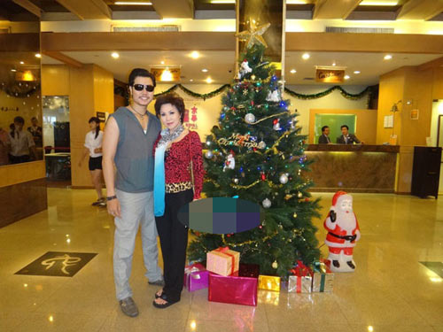 Vũ Hoàng Việt khoe ảnh Noel cùng "bồ già tỷ phú" - 7