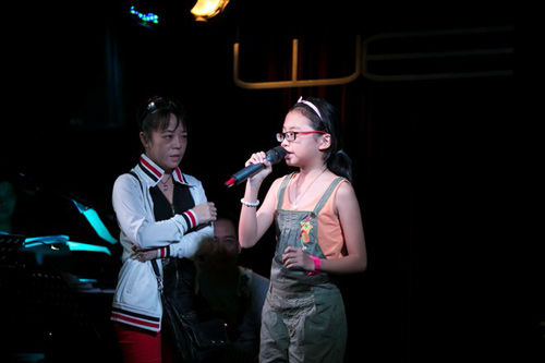 Cô Út "chỉ huy" Mỹ Chi tập nhạc cùng Quang Lê - 3