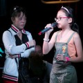 Làng sao - Cô Út "chỉ huy" Mỹ Chi tập nhạc cùng Quang Lê