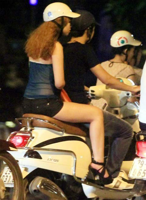 choang voi vay ao trong suot dao pho cua thieu nu viet - 1