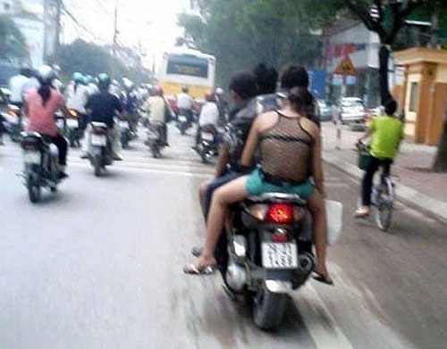 choang voi vay ao trong suot dao pho cua thieu nu viet - 11