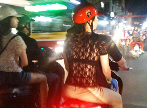 choang voi vay ao trong suot dao pho cua thieu nu viet - 2